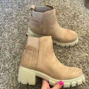 Pink/Tan Chelsea Boots! Size 7